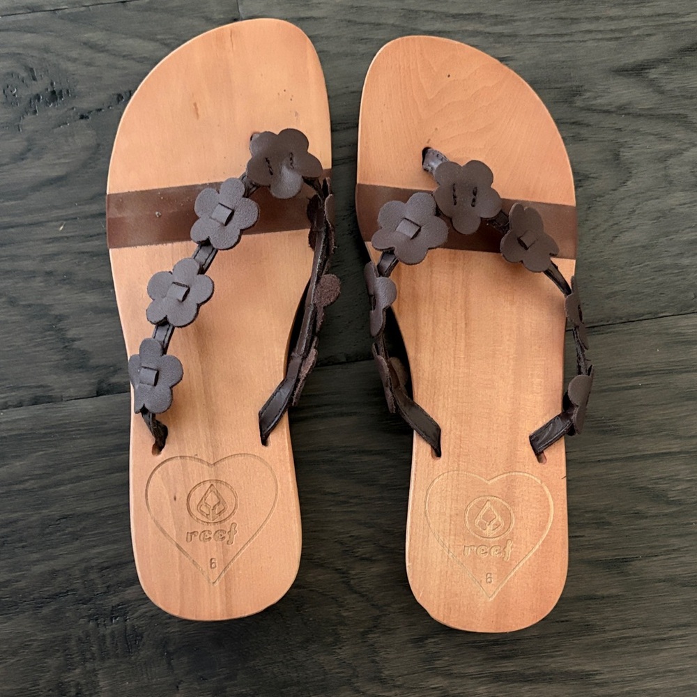 90s Reef Women's Dark Brown Floral Leather Sandals with Tan Footbed - Picture 1 of 3